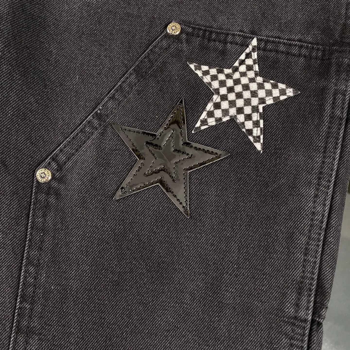 P270 Chrome hearts Chrome hearts Miami limited edition star black work jeans logging pants Chrome hearts city limited jeans Hardware customization Original development vintage levis American-made 501 black and gray base version Levi's American-made 501 base version Imported sheepskin 925 silver jewelry remake [Top heavy industry fashion design] Consistently high-street luxury style. Speaking of this style, the Zangyin family and GU family are definitely the leading representative brands. Especially the Zangyin family has really achieved a state-of-the-art effect in creating high-street style. The unique washed material is used to create this style. The color system is already quite eye-catching. After it is decorated with patchwork cross flowers, it cleverly highlights the charm of the brand. Secondly, this style uses classic The high-waist cutting design highlights the long legs and fashionable temperament of the upper body. The brand is highly recognizable and the slim fit configuration is more suitable for daily wear. It is a product that interprets personality, fashion, and specifications at a glance. This single product is enough to make any fan excited. It can be a white T-shirt for a youthful college style, or a tight suspender for a royal style. It has strong matching ability and can be easily controlled by men.  [Materials and craftsmanship] Needless to say, this point goes without saying. As an excellent craftsman brand, Zangyin’s requirements for details and craftsmanship are really perfect. The washed color of this model has gone through so many processes, not to mention the embellishment of denim appliques. It is also purely hand-made and sewn. Just like what they believe in, only hand-made things have soul and have the meaning of wear. A top-notch heavy-duty fashionable denim item, I look forward to your perfect interpretation! ! Color: black Size: 30-36